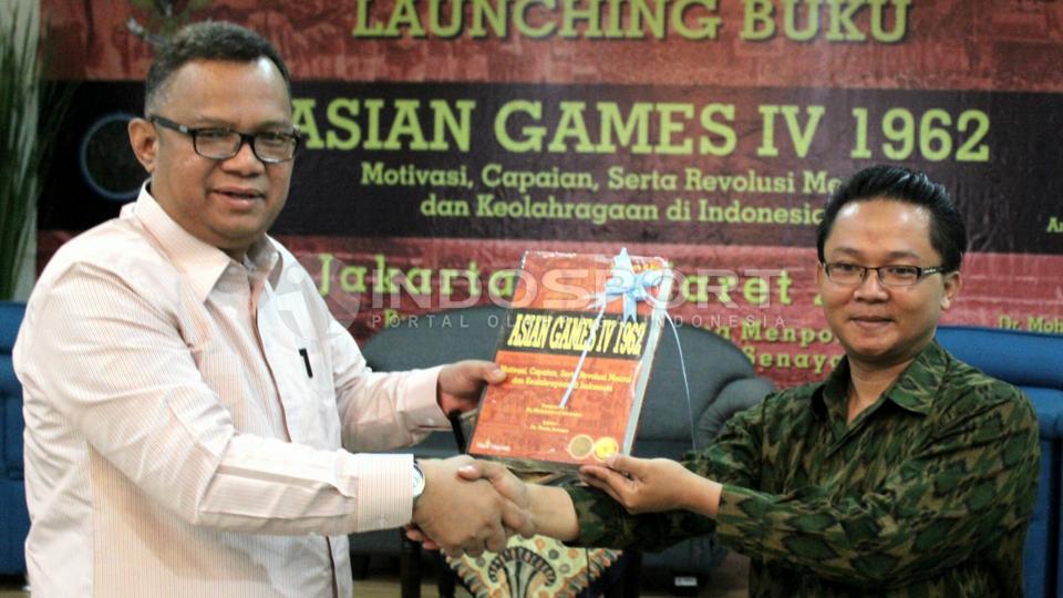 Sekretaris Menpora Alfitra Salamm bersama penulis buku Asian Games IV 1962 Amin Rahayu dalam peluncuran buku tersebut di Wisma Kemenpora, Rabu (18/03/15). - INDOSPORT